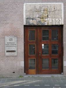 905172 Gezicht op de entree van het Secretariaat Rooms-Katholiek Kerkgenootschap (Biltstraat 121) te Utrecht, met boven ...